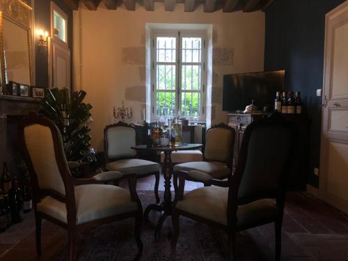 a room with chairs and a table and a window at ZONE BLEUE in Hyds