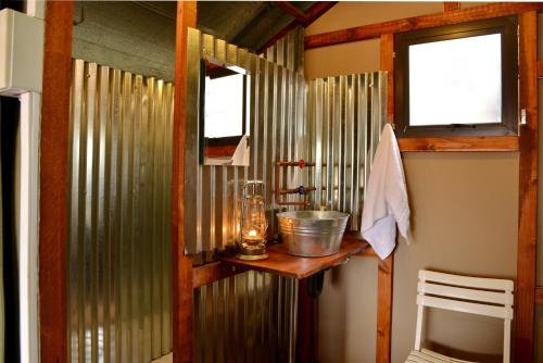 y baño con lavabo y ducha. en Bezhoek Tented Camp, en Middelburg