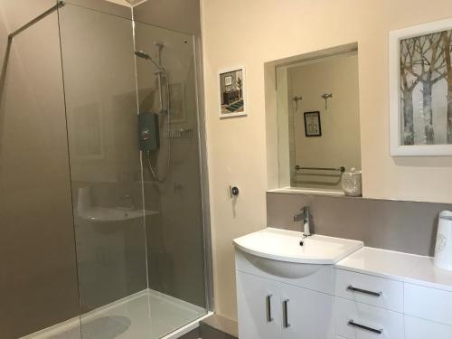 y baño con ducha y lavamanos. en The Annex Apartment is on Cheddar Bridge Apartments, en Cheddar