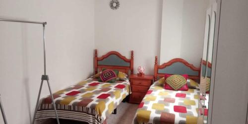 a bedroom with two twin beds in a room at Apartamento para Vacaciones y Teletrabajo in Vecindario