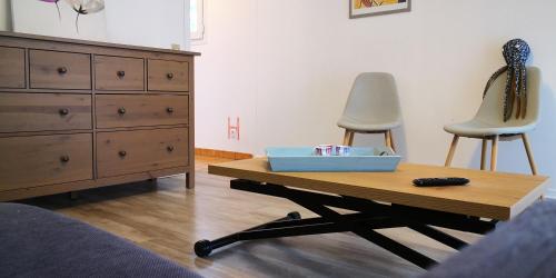 une chambre avec une table, deux chaises et une commode dans l'établissement STUDIO Cabourg Résidence LES GEMEAUX, à Cabourg