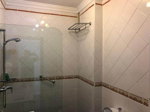 un baño con ducha y lavabo en Playa Park, en Los Pocillos