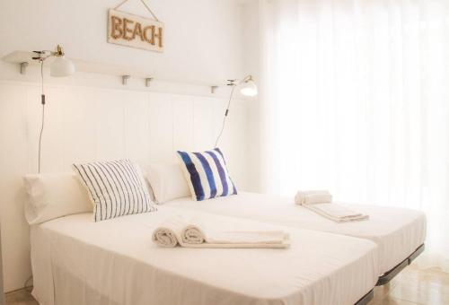 um quarto com 2 camas e toalhas em Domatsea Salou Mediterrani em Salou