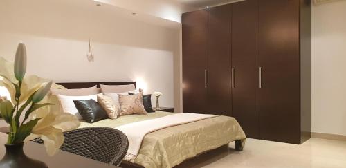 1 dormitorio con 1 cama grande y armario marrón en Villa Jade Apartments FRONT ROW SEA VIEW - WALK TO KORCULA OLD TOWN, en Korčula