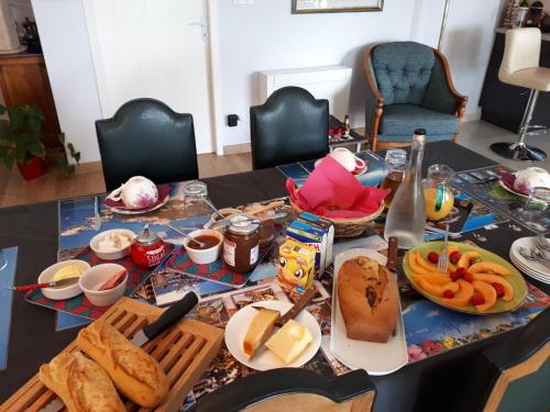 La Chênaie في Sainte-Marthe: طاولة عليها طعام في غرفة المعيشة