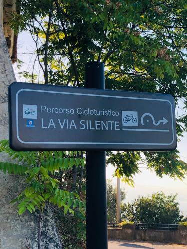 a blue sign on a pole in a street at Sdraiati Pollica - Apartments - Bed & Breakfast in Pollica