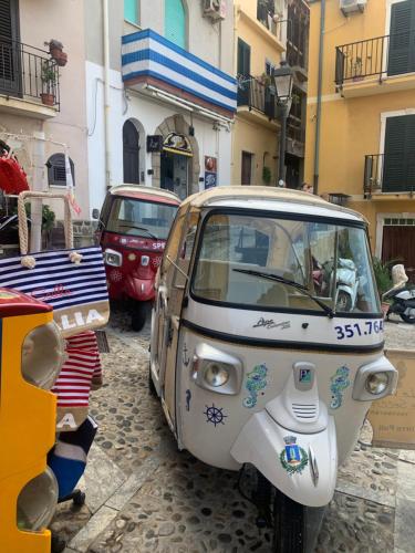 mały samochód zaparkowany na ulicy miejskiej w obiekcie B&B Scilla Mare w mieście Scilla