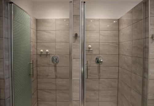 um chuveiro com uma porta de vidro na casa de banho em Onefam Notting Hill em Londres