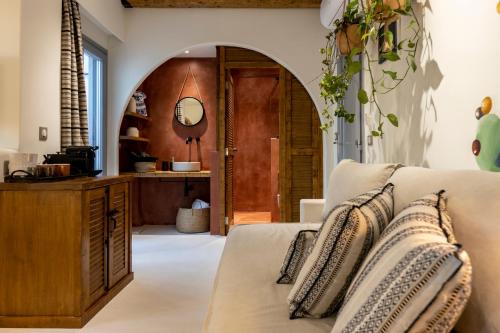 聖安娜納克索斯的住宿－The Artemis Hotel，带沙发和镜子的客厅