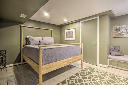 ein Schlafzimmer mit einem Bett in einem Zimmer in der Unterkunft Harpers Ferry Apartment with Private Pool and Hot Tub! in Harpers Ferry