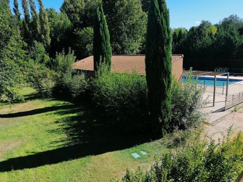 een tuin met een zwembad en bomen en een gebouw bij Design Standing Apt in Aix in Aix-en-Provence