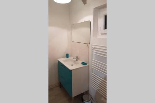 La salle de bains est pourvue d'un lavabo et d'un miroir. dans l'établissement Havre picard entre Amiens et Baie de Somme, à Allery