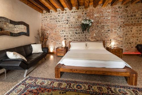 Un ou plusieurs lits dans un hébergement de l'établissement La Bella Verona Wine Suite