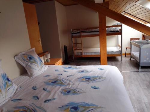 Un dormitorio con una cama con ojos azules. en La Belle Charbonnière en La Grande Fosse