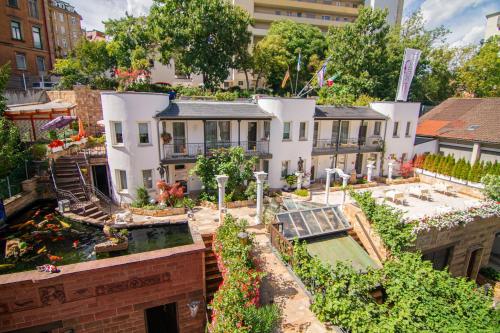 an aerial view of a house with a garden at Zur Weinsteige in Stuttgart