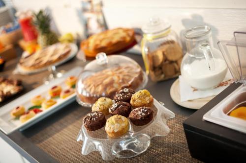 un tavolo ricoperto di ciambelle e altri dolci di My Place Hotel a Rimini