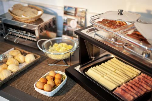 un buffet con diversi tipi di cibo su un bancone di My Place Hotel a Rimini