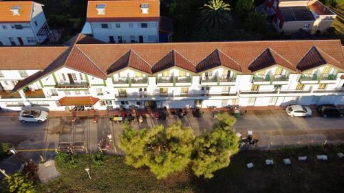 einen Blick über ein großes Gebäude mit einem Parkplatz in der Unterkunft Hostal de Berria in Santoña