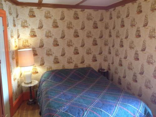 - une chambre avec un lit et un mur recouvert de voiles dans l'établissement Auberge des Arts Bed and Breakfast, à Ottawa