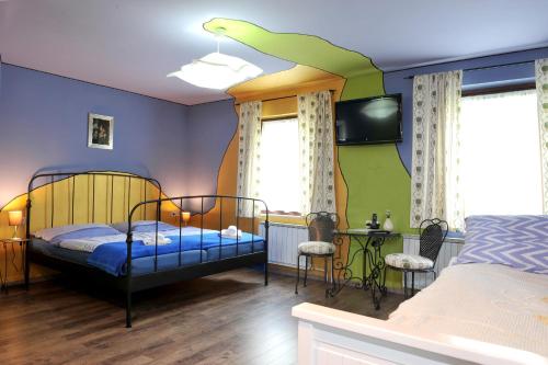 Prevalje的住宿－Gostilna in Prenočišča Brančurnik，一间卧室配有一张天花板上喷绘恐龙的床。
