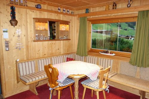 comedor con mesa, sillas y ventana en Bärenklause, en Tux