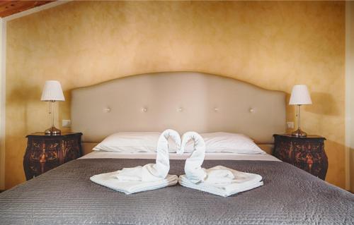 two swans towels are sitting on a bed at Lady Verona Residence in Verona