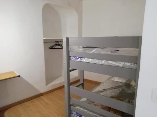 a room with a closet with a shelf at Ancienne caserne du château in Azille