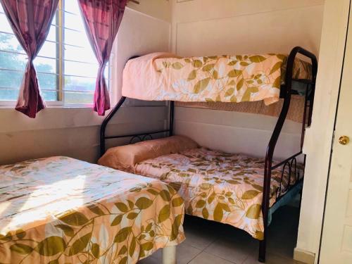 sypialnia z 2 łóżkami piętrowymi i oknem w obiekcie Casa el paraíso w mieście Oaxtepec