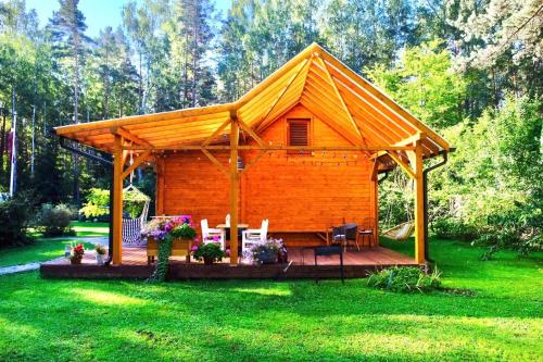 Taman di luar Forest house with outdoor hot tub