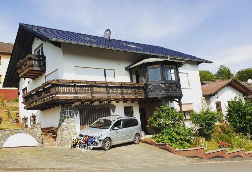 a small car parked in front of a house at Ferienwohnung Berges in Edersee