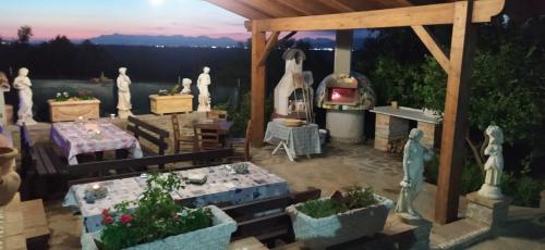 um jardim com um gazebo com uma mesa e um fogão em La Casa Del Sole em Altavilla Silentina