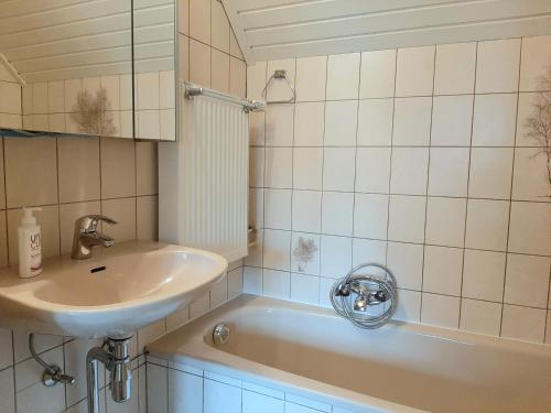 A bathroom at Winsum - Groningen - 6 pers. Cosy Cottage - Op en Bie t Woater
