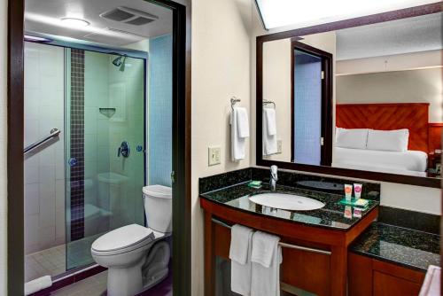ein Bad mit einem WC, einem Waschbecken und einer Dusche in der Unterkunft Hyatt Place Atlanta Buckhead in Atlanta
