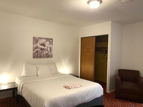 a hotel room with a bed and a chair at Alina & Fanny - Philadelphia Convention Center in Philadelphia