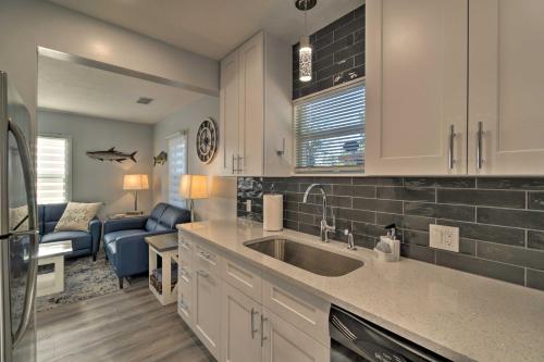 uma cozinha com um lavatório e uma sala de estar em Charming Vacation Rental Close to Downtown! em Sarasota