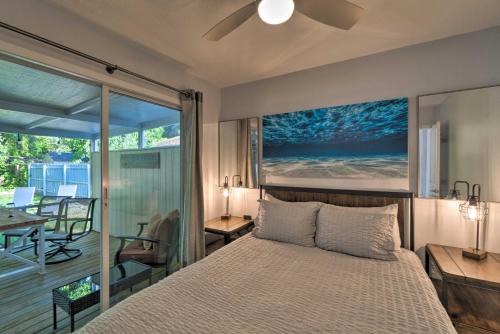 Säng eller sängar i ett rum på Charming Vacation Rental Close to Downtown!