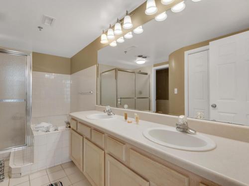 baño con 2 lavabos y espejo grande en Jade East Condominiums en Destin