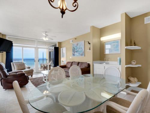 - une salle à manger et un salon avec une table et des chaises en verre dans l'établissement Jade East Condominiums, à Destin