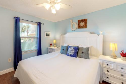 1 dormitorio con cama blanca y ventana en Pelican Beach Resort, en Destin