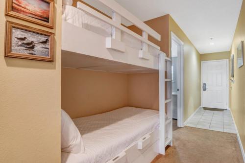 a bedroom with bunk beds in a house at Crystal Sands III in Destin
