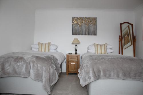 Katil atau katil-katil dalam bilik di Ceol Na Mara Cottage by the sea