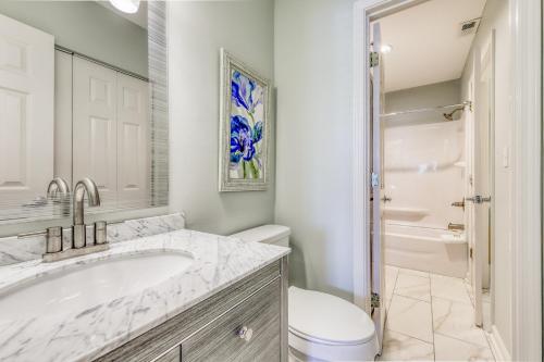 Baño blanco con lavabo y aseo en Windancer Condominiums, en Destin