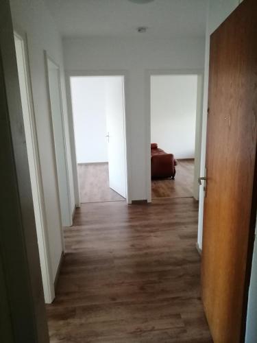 une chambre vide avec un couloir à deux portes dans l'établissement Appartement cosy arrêt de tram Saint-Louis Grenze, à Saint-Louis