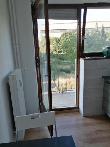 a room with a window and a white chair at Appartement cosy arrêt de tram Saint-Louis Grenze in Saint-Louis