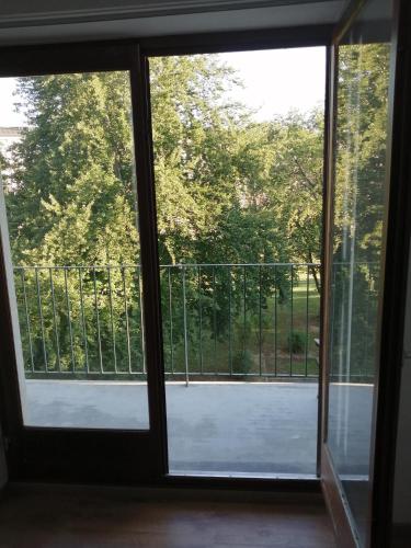 ein offenes Fenster mit Blick auf einen Balkon in der Unterkunft Appartement cosy arrêt de tram Saint-Louis Grenze in Saint-Louis