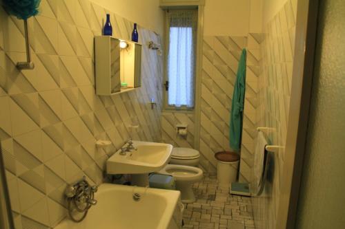 Milano: accogliente appartamento in zona comoda في ميلانو: حمام صغير مع حوض ومرحاض