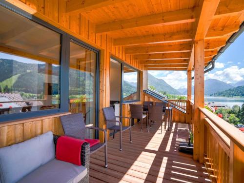 einen Balkon eines Hauses mit Bergblick in der Unterkunft Apartment directly on the Weissensee in Carinthia in Weissensee