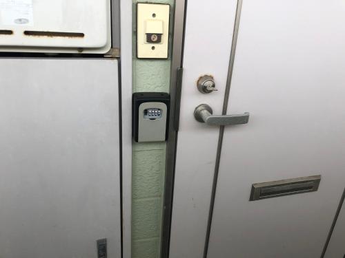 a door with a mirror next to a door with a door at 竜ヶ崎駅そばのゲストハウスM&M in Ryūgasaki