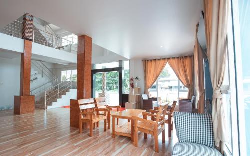 a dining room with a table and chairs at KritshanaJPR 3 K Hotel in Trat