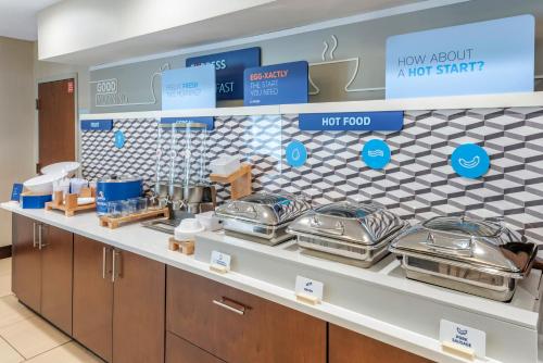 Dapur atau dapur kecil di Holiday Inn Express Hotel & Suites Cincinnati-Blue Ash by IHG